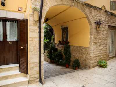 Proseguiamo sulla stessa strada per poi raggiungere a destra via Petrarca, recandoci verso l�arco color ocra...